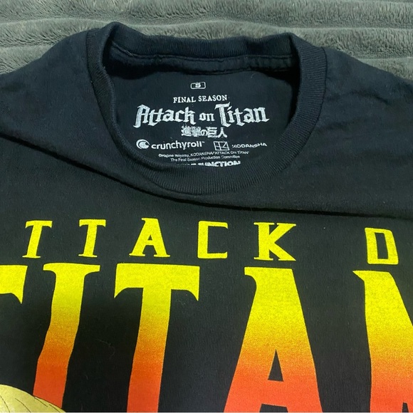 Attack On Titan Men's Skulls Crunchyroll Small Black T-shirt - Picture 3 of 7
